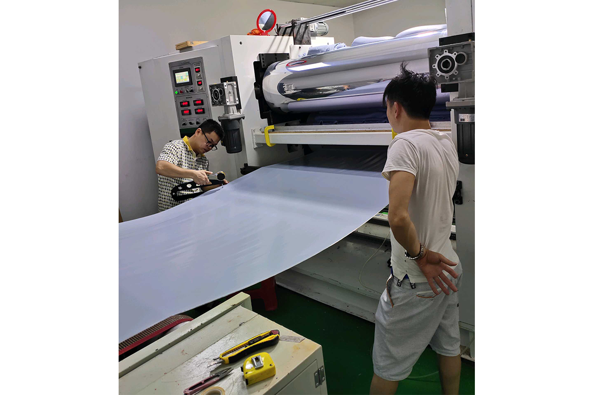 硅胶卷材生产车间一角